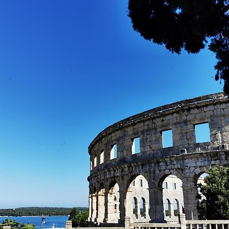 Lux Apartments In Downtown Pula Exteriér fotografie